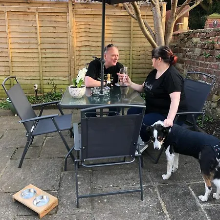 Mena Cottage, Cosy Country And Quaint. *